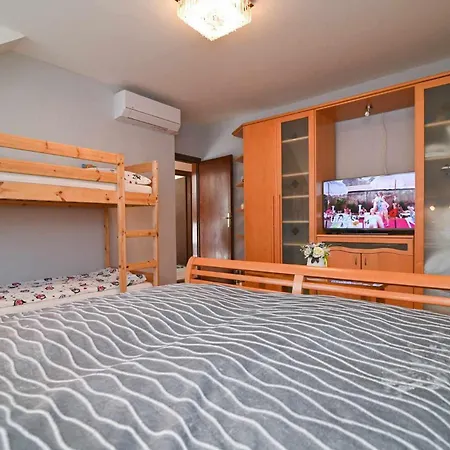 Var-lak Apartment *